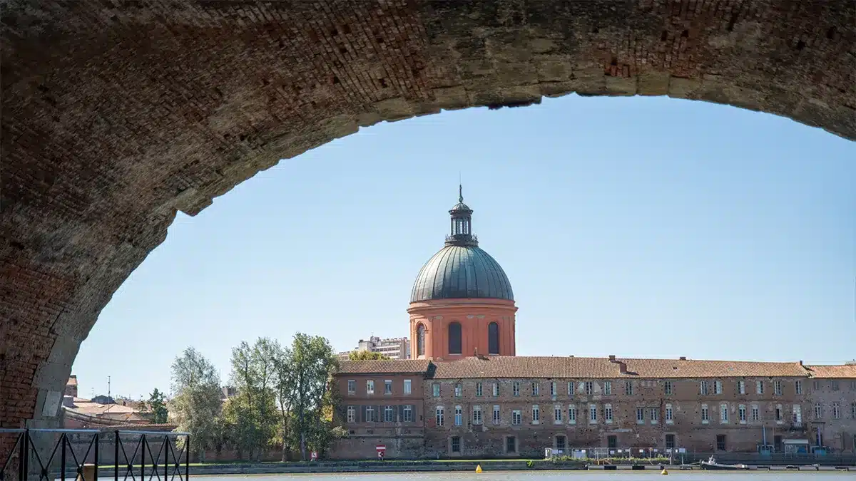 Dôme visible sous un pont en pierre