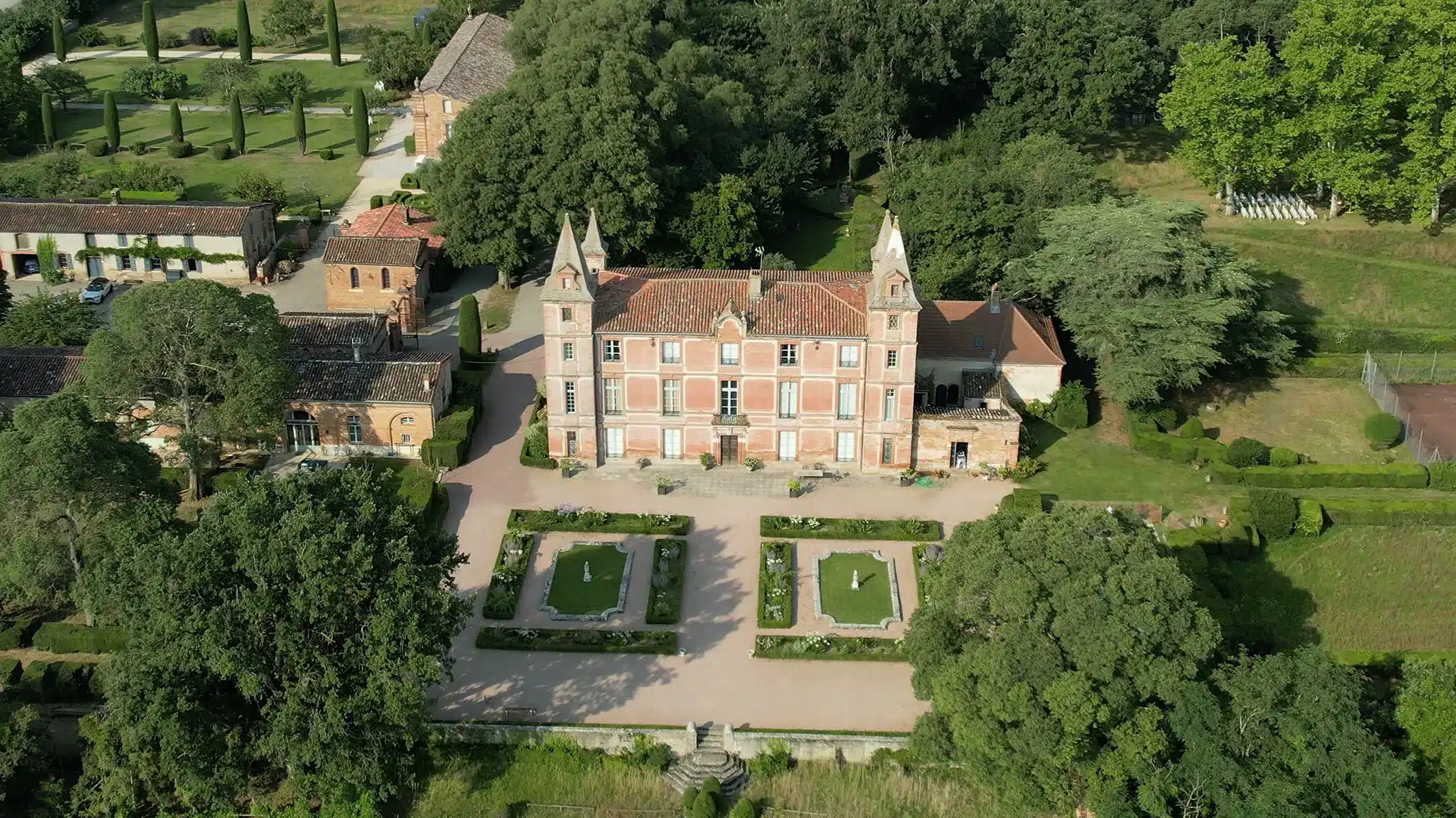 Vue aérienne d'un château avec jardins.