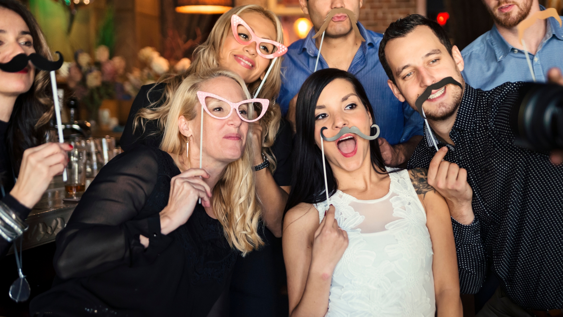 Groupe amusant avec accessoires moustaches et lunettes.