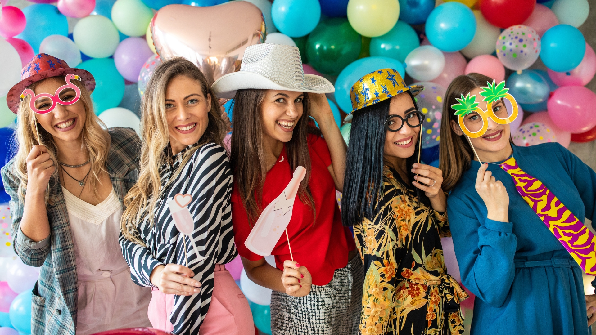 Cinq femmes souriantes en fête déguisées