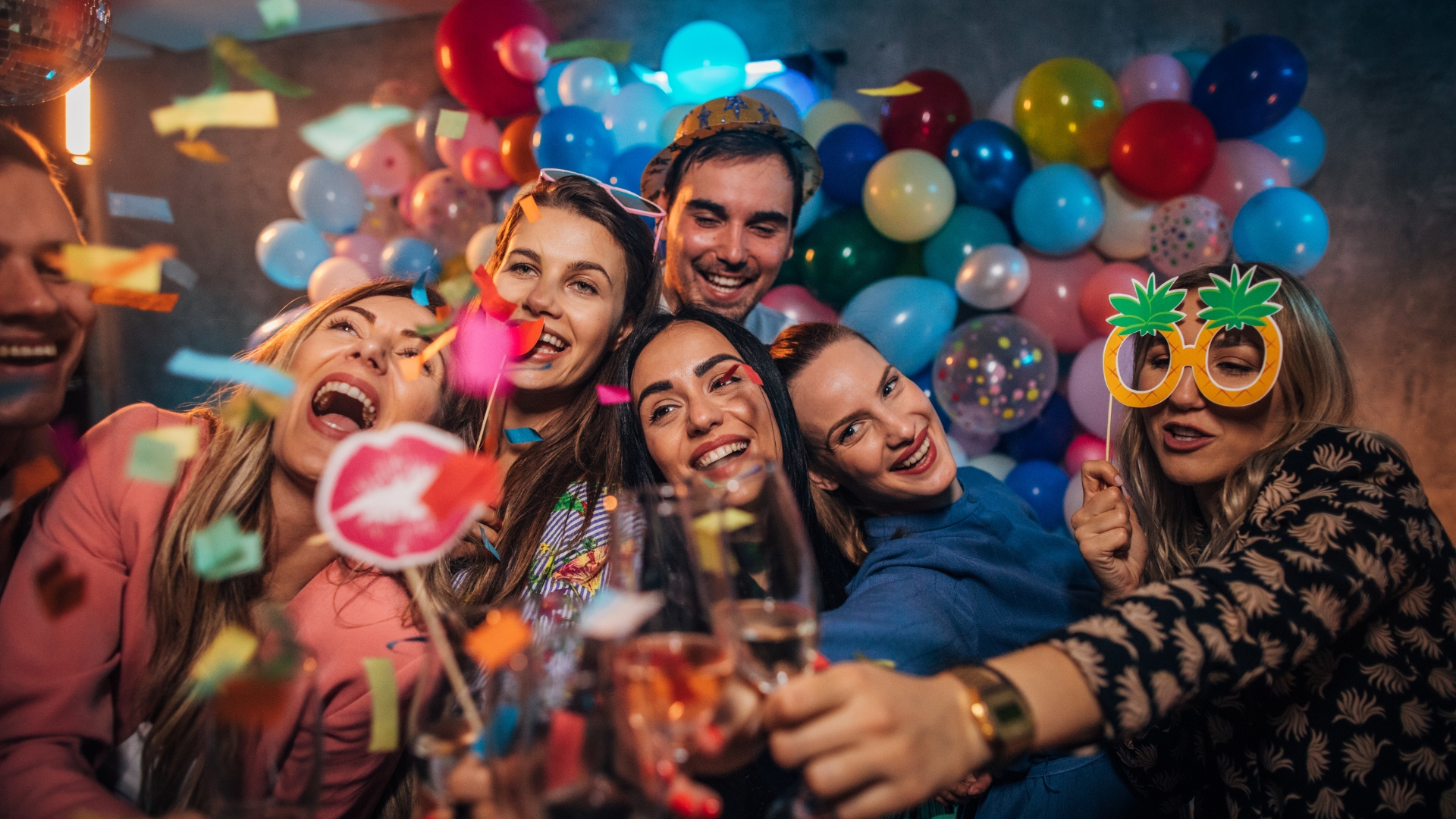 Deux personnes habillées pour une fête.