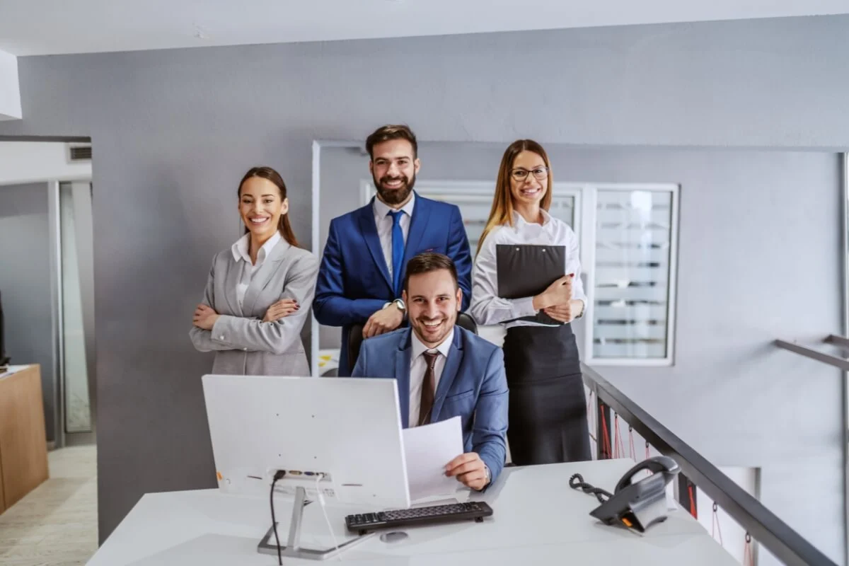 photo-corporate-toulouse Équipe professionnelle souriante au bureau.