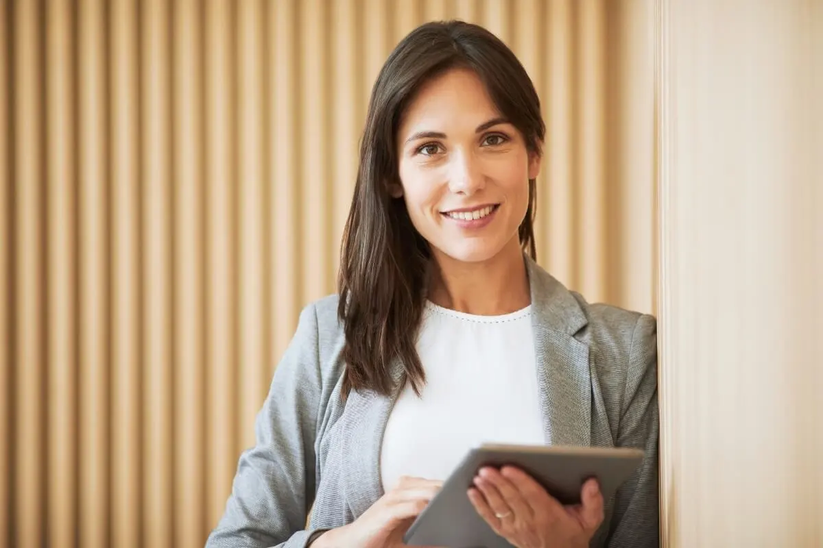 photo-portrait-fenouillet Femme souriante avec tablette, fond de bois.