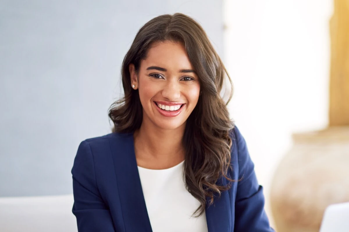 photo-sourire-balma-corporate Femme souriante en costume professionnel.