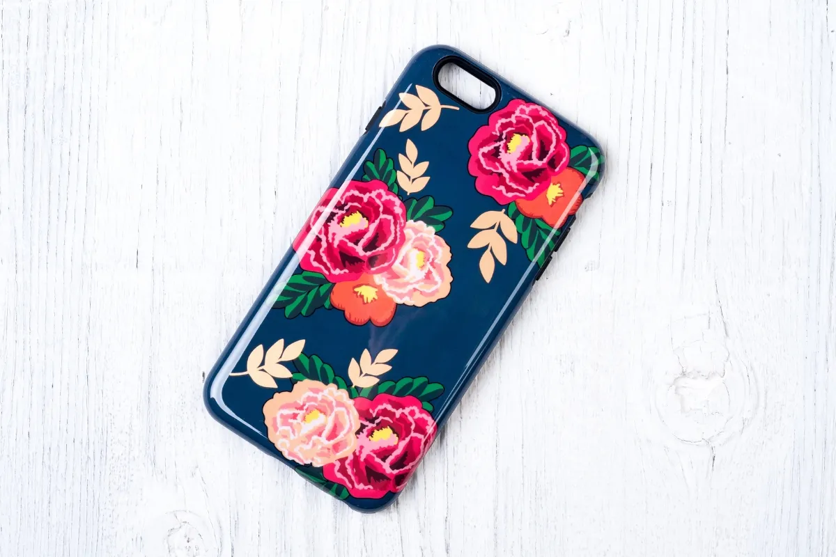 Coque florale pour téléphone sur fond blanc.