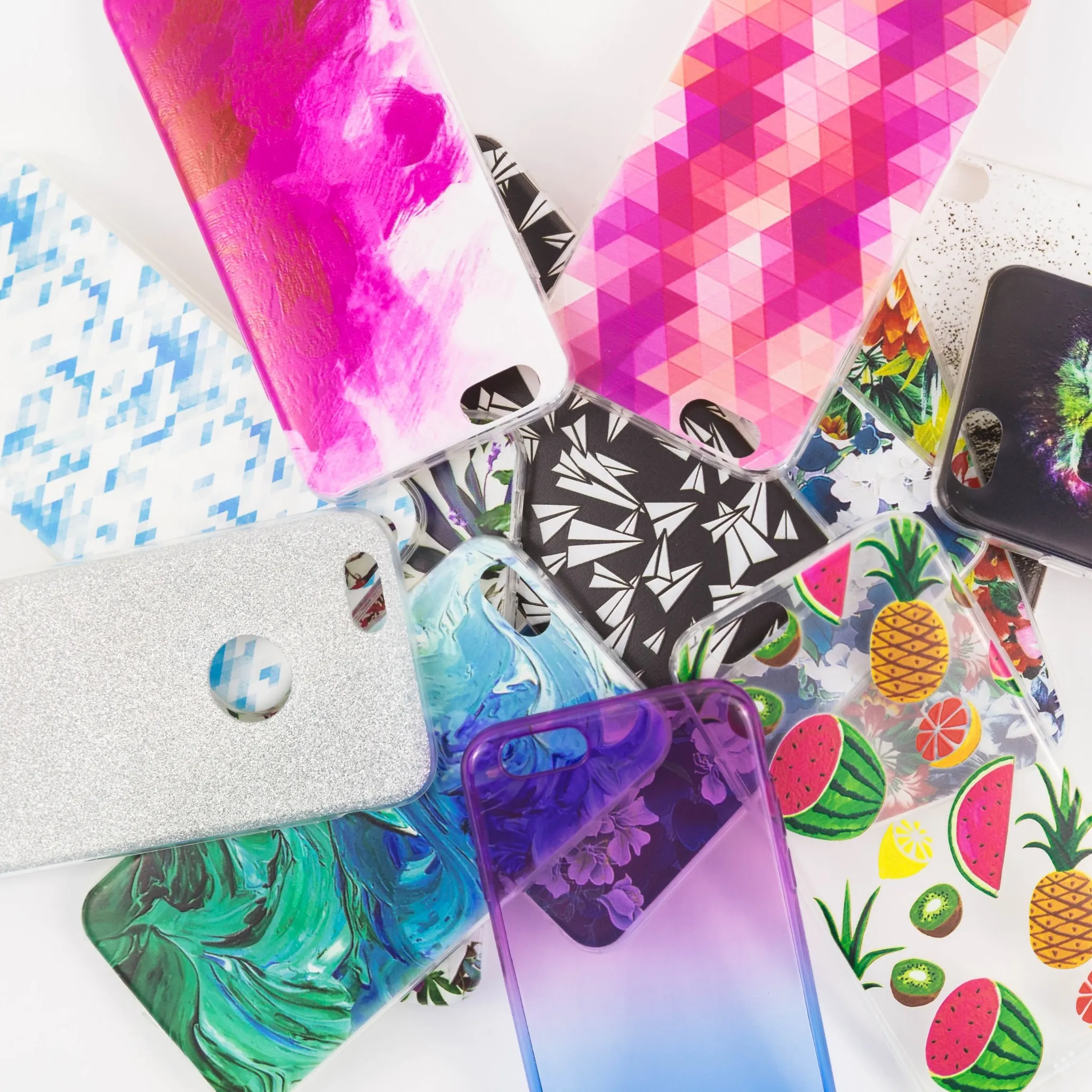 Coques de téléphone colorées et variées empilées.