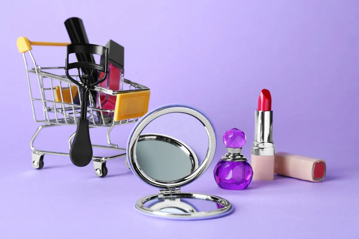 Produits de maquillage devant chariot miniature.