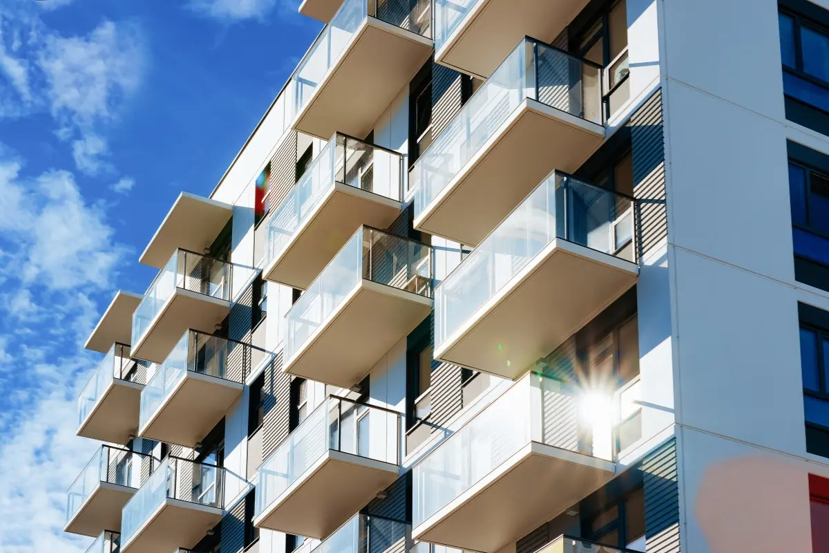 photo-immobiliere-toulouse Immeuble moderne avec balcons en verre