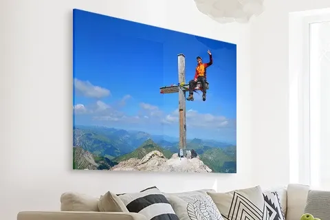 Homme assis sur une croix en montagne.
