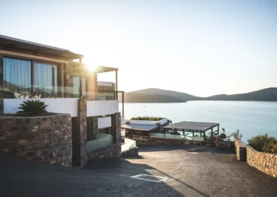 Villa en bord de mer au coucher du soleil.