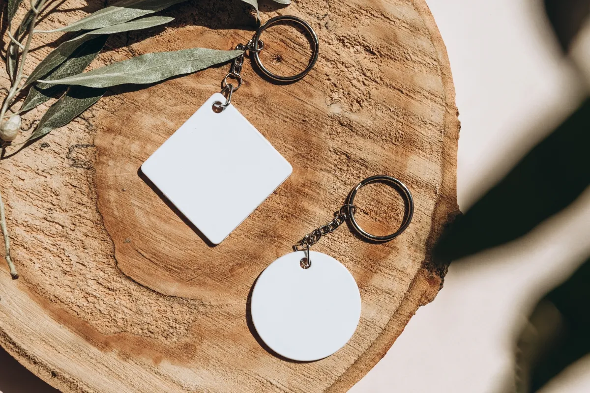 Deux porte-clés blancs sur bois.
